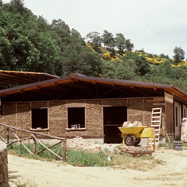 PANTA REI
CENTRO DI EDUCAZIONE AMBIENTALE-PASSIGNANO AL TRASIMENO
PERUGIA
BIOEDILIZIA ED ENERGIE RINNOVABILI-COSTRUZIONI IN TERRA E PAGLIA,MATTONI IN TERRA CRUDA,BALLE DI PAGLIA E INTONACI IN TERRA O COCCIO PESTO.
PROGETTO:AADA-CONSULENZA TERRA CRUDA-BARBARA NARICI